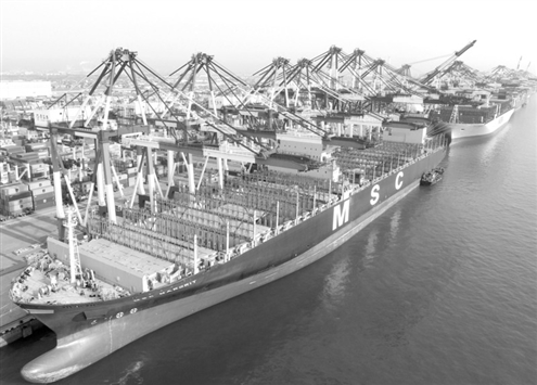 在山东港口青岛港,货轮在码头装卸货物(2月16日无人机照片)。新华社发